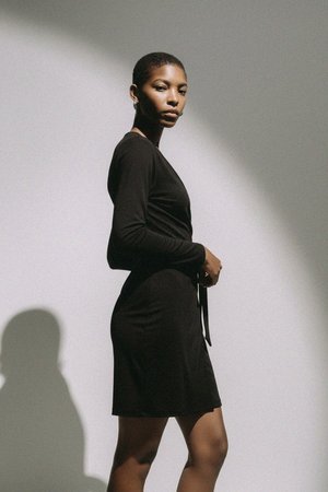 Elegancka, czarna sukienka mini z długim rękawem