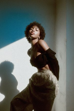 Elegancka bluzka z długim rękawem i odkrytymi ramionami