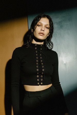 Prążkowany, sznurowany top z długim rękawem