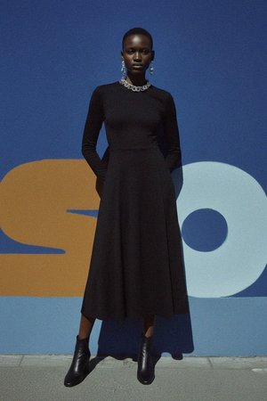 Klasyczna czarna sukienka midi z długim rękawem