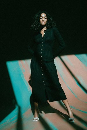 Sukienka midi z prążkowanego materiału z długim rękawem i kołnierzykiem zapinana z przodu na guziki