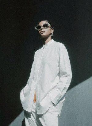 Luźna biała koszula z długim rękawem i guzikami