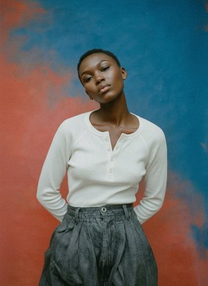 Lekki top henley z długim rękawem typu raglan