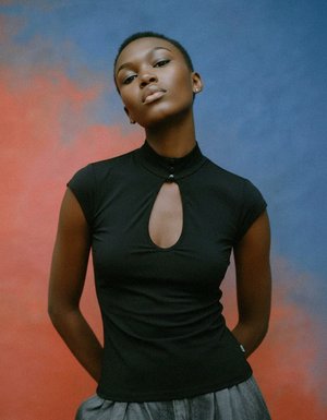 Elegancki czarny top z wysokim kołnierzem i dziurką od klucza