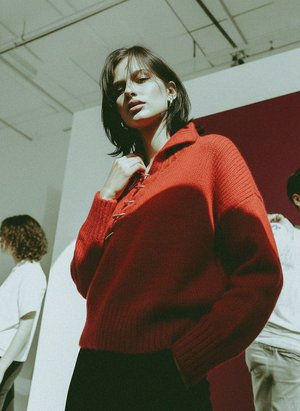 Czerwony sweter z dzianiny z asymetrycznym zapięciem na kółko