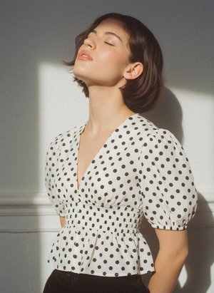 Elegancka bluzka w groszki z dekoltem w serek i baskinką