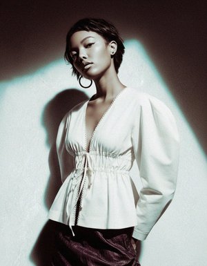 Biała bluzka z dekoltem w serek i wiązaniem z przodu oraz bufiastymi rękawami