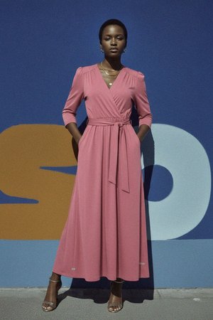 Elegancka różowa sukienka maxi z wiązaniem w talii i kieszeniami