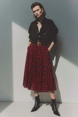 Jaskrawa czerwona wzorzysta spódnica midi