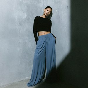 Niebieskie, zwiewne, szerokie spodnie palazzo