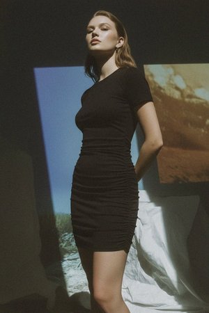 Elegancka czarna marszczona mini sukienka