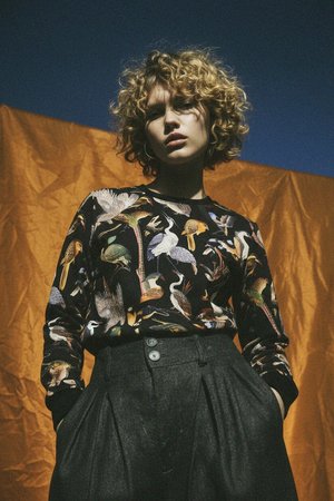 Bluza z nadrukiem w żywe ptaki w kolorze czarnym