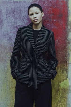 Marynarka z paskiem w prążki i kopertowym dekoltem