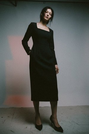 Elegancka czarna sukienka midi z kwadratowym dekoltem