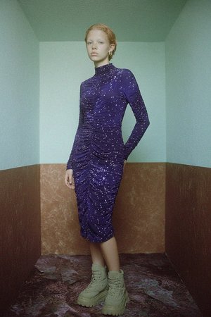 Fioletowa marszczona sukienka midi z nadrukiem w gwiazdy