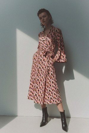 Sukienka midi z abstrakcyjnym nadrukiem i wiązaniem w talii