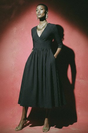 Sukienka midi w prążki z kopertowym dekoltem i rękawami 3/4