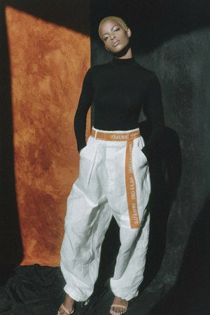 Elegancki czarny body z długim rękawem i golfem