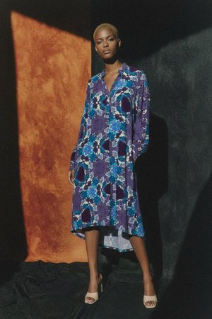 Sukienka mini z abstrakcyjnym kwiatowym nadrukiem i długim rękawem