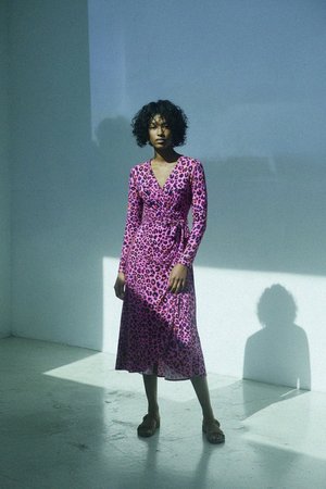 Fioletowa sukienka midi z nadrukiem w panterkę