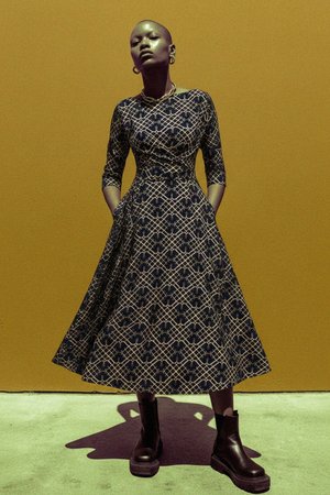 Sukienka midi ze złotym geometrycznym wzorem