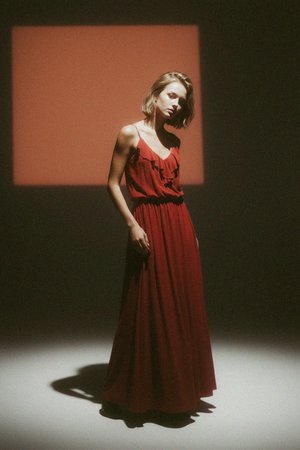 Luźna czerwona sukienka maxi z falbankami i kieszeniami