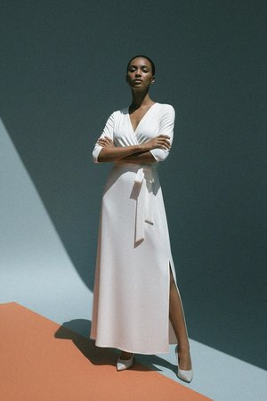 Elegancka biała sukienka maxi z wiązanym paskiem i dekoltem w serek