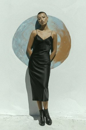 Elegancka czarna sukienka midi z dekoltem w serek