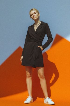 Elegancka czarna mini sukienka z wiązaniem w talii