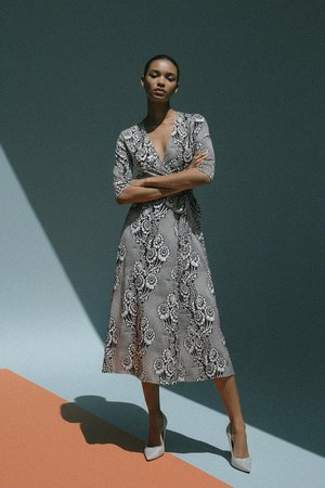 Czarno-biała sukienka midi z kwiatowym nadrukiem