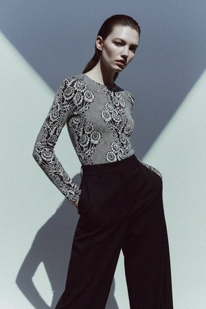 Elegancki, dopasowany top z długim rękawem w kwiatowy wzór