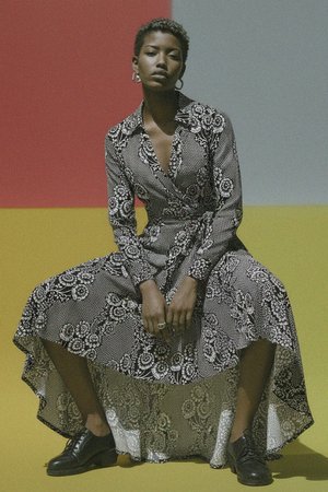 Czarno-biała sukienka kopertowa z kwiatowym wzorem i wysokim dekoltem