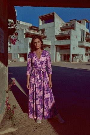 Sukienka maxi z abstrakcyjnym nadrukiem i dekoltem w serek, wiązana w talii