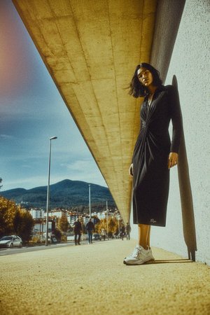 Czarna sukienka midi z długim rękawem i ozdobnym skręconym przodem