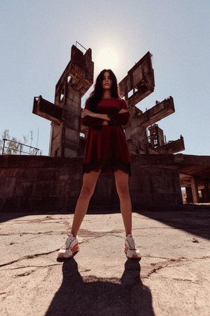 Czerwona aksamitna sukienka mini z czarną koronką