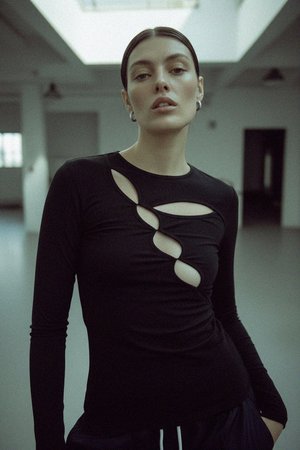 Stylowy top z długim rękawem i wycięciami z przodu