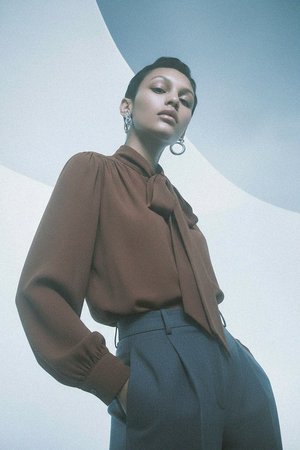 Elegancka brązowa bluzka z kokardą