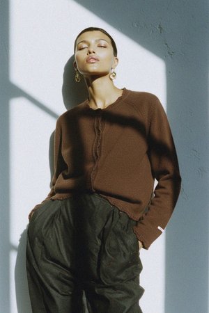 Przytulny brązowy dzianinowy kardigan z guzikami z przodu