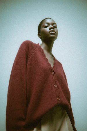 Miękki dzianinowy kardigan zapinany z przodu na guziki