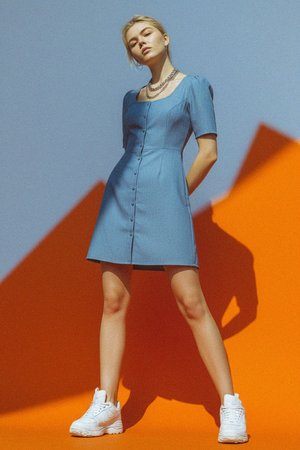 Elegancka niebieska sukienka mini z krótkim rękawem i guzikami z przodu