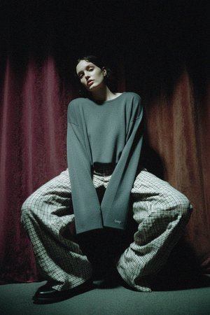 Oversize'owy szary dzianinowy top