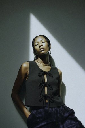 Czarny teksturowany top bez rękawów z wiązaniem z przodu