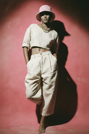 Różowo-biały kapelusz w paski