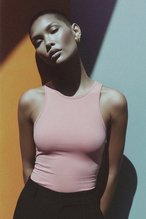 Dopasowany różowy top bez rękawów