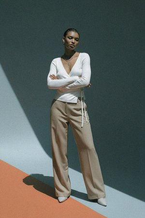 Biały prążkowany top z długim rękawem i kopertowym dekoltem