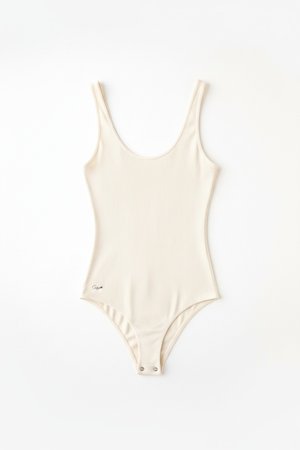 Klasyczny prążkowany body bez rękawów