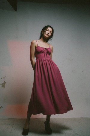 Sukienka midi w kolorze magenty z wiązaniem z przodu i zwiewną spódnicą