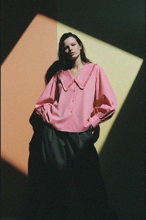 Różowa bluzka oversize z falbaniastym kołnierzem