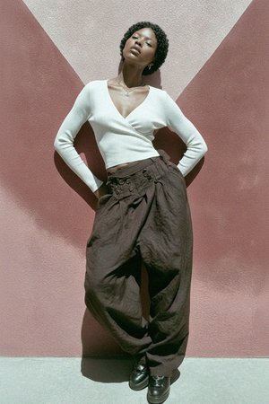 Biały prążkowany top z długim rękawem i kopertowym dekoltem