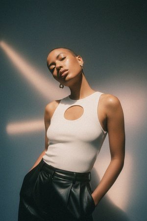 Biały żebrowany top z wiązaniem z przodu i otworem na klucz